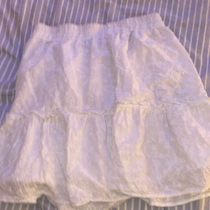 Söt vit kjol - Säljer denna då den inte passar, köparen står för frakten! Skriv för mer information💕
