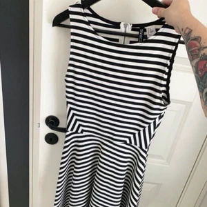 Randig klänning  - Randig klänning i fint skick. Storlek xs. Betalning via Plick. 