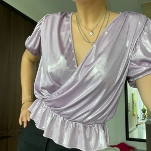 Festlig topp - Metallic lila färgad fin topp
