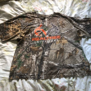 Camotröja - Riktigt fet camotröja från märket realtree. Sitter snyggt oversized. Kan mötas upp på Södermalm, annars betalar köparen för frakten.