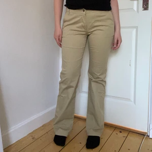 Beiga byxor - Använd inte köp direkt! Beiga byxor som är raka/lite bootcut. Jag är 168cm och brukar ha storlek 38-40 och de är för tajta för mig i midjan. Frakt kostar 80kr eller så möts vi upp!