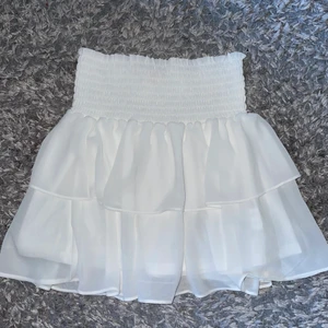 CHELSEA volangkjol - Säljer denna söta vita volang kjol från CHELSEA i storlek S men passar mig som är xxs/xs. Har aldrig använt den så är i toppenbra skick. Köpt för 400kr och säljer för 250kr + frakt, pris kan diskuteras💗💗 frakt kostar 40kr