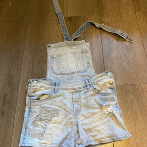  Overall  - Fin jeans overall, som billig och snygg anledningen till att jag säljer den är för att den är för liten för mig nu. Den har 5 styckna fickor så du får plats med mycket i dem.  Jag säljer den för 60kr 