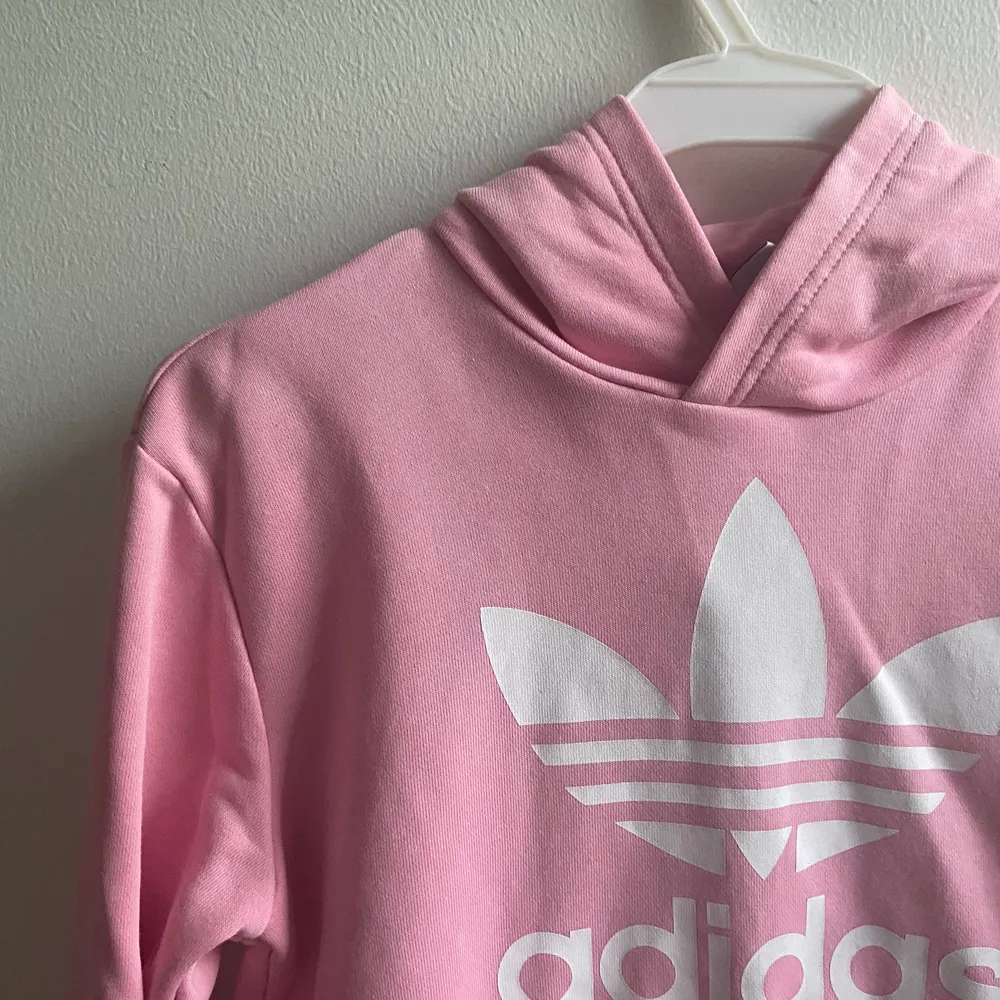 Fin rosa Adidas hoodie! Säljs för att den blivit för liten. Eventuell frakt efter överenskommelse💞. Hoodies.