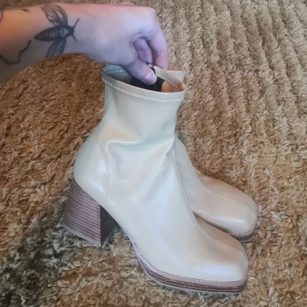 Sandfärgade boots från Asos. Endast använda en gång så fint skick, har bara en liten fläck på insidan av ena skon, se bild. Annars som nya! . Skor.
