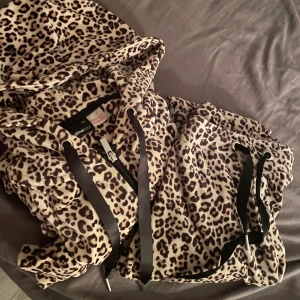 Leopard set  - Leopard set från gina tricot tröjan i xxs och byxorna i xs,bra skick. Skriv för intresse eller fler bilder,kom med prisförslag💕
