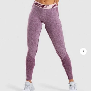 Gymshark tights - säljer dessa jätte fina tights från gymshark. D är size S men de är väldigt stretchiga så jag tror att de kan även psss size M. väldigt bra skick 