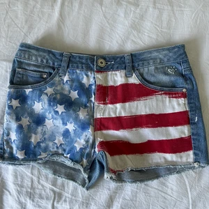 Jeans shorts  - Låg midjade Jeans shorts från märket justice, köpta i Usa. Väldigt fint skick! Vet inte exakta storlek men gissar på att de passar dig som har storlek S/M.