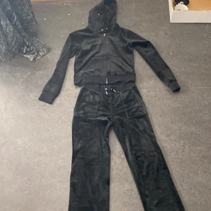Juicy couture set  - Byxorna är använda 5 gånger och koftan 2 köpte byxorna för 1099kr på Nelly för en vecka sen, byxorna är i storlek XS. Köpte koftan för 1099kr på johnells för 3 dagar sen, koftan är i storlek S