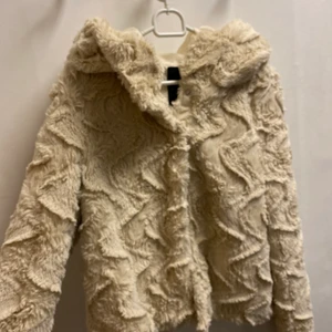 Päls jacka  - Fejk päls jacka från vero Moda, använd fåtal ggr Frakt tillkommer🌸