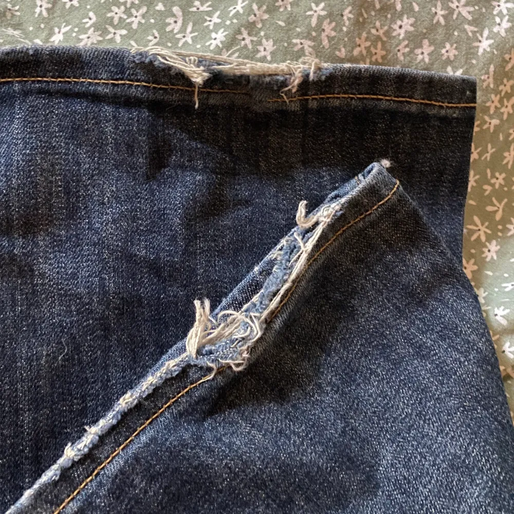 Ett par blåa bootcut jeans som är i bra skick, utöver slitage längst ned på jeansen. De är köpte på JC outlet i kungens kurva för ca 600kr och inte kommit till användning då de är för långa och jag är ca 165. De är storlek 29/34 men jag brukar ha 27/32.. Jeans & Byxor.