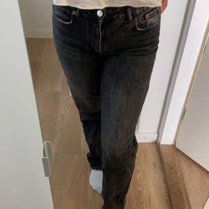 Zara mid waist jeans i storlek 36. Använda rätt så mycket men i bra skick,säljer då dom inte kommer till någon användning längre!💗