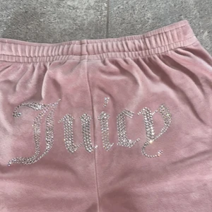 Juicy couture - Hej nu säljer jag min ljus rosa juisy couture byxor pågrund av att dom inte kommer till andvändnig. Dom har storlek xxs och är lite korta på mig som är runt 163 cm lång. Byxorna är i bra skick men säljs i befintligt skick. Köparen står för frakt själv.