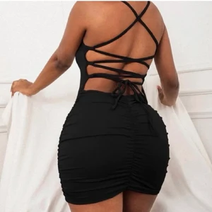 Klänning - Säljer denna as snygga svarta klänning, i strl XS/S. Har inte kommit till användning🤍