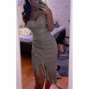 Klänning - Klänning köpt från butik i Södertälje. Använd endast en gång! Man får med ett matchande bälte.