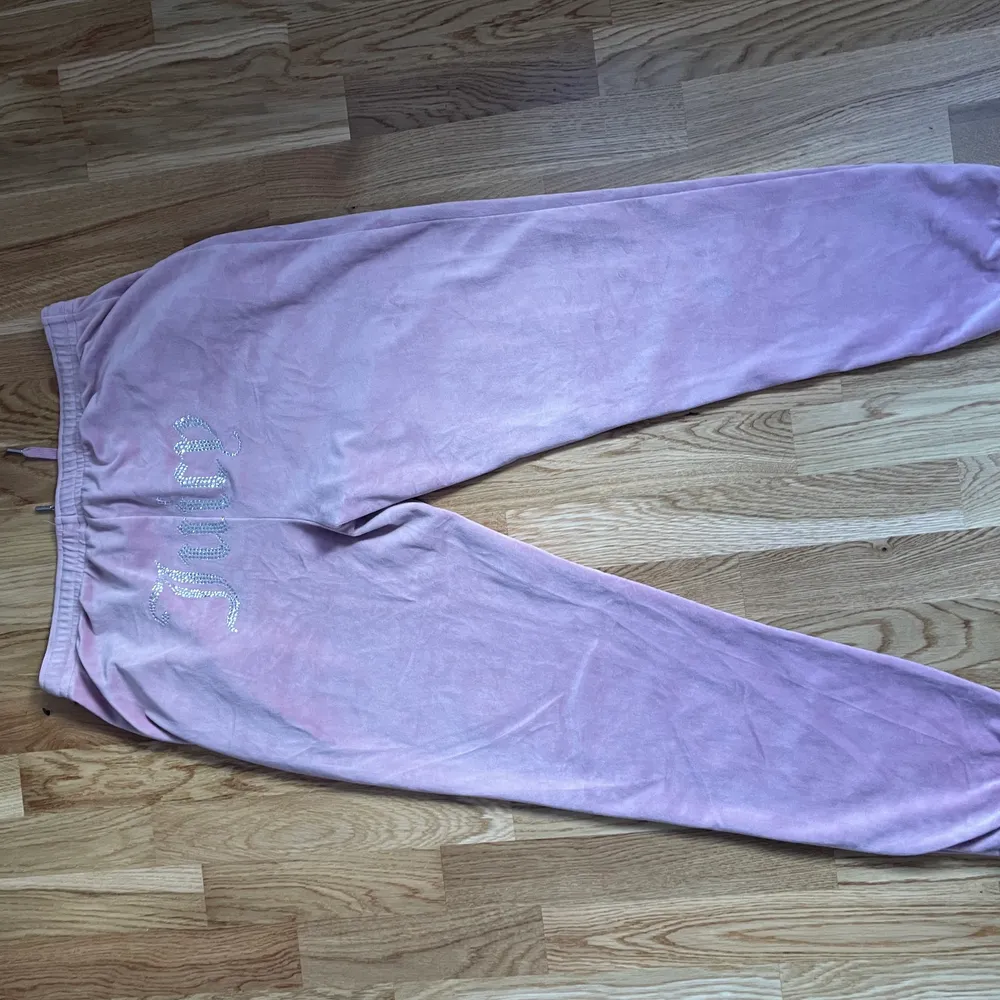 Helt nya juicy couture byxor från JD i storlek XL. Säljes pga för dyr retur till England. Enbart testade. Finns i Hässelby Villastad. Färgen är smutsrosa.. Jeans & Byxor.