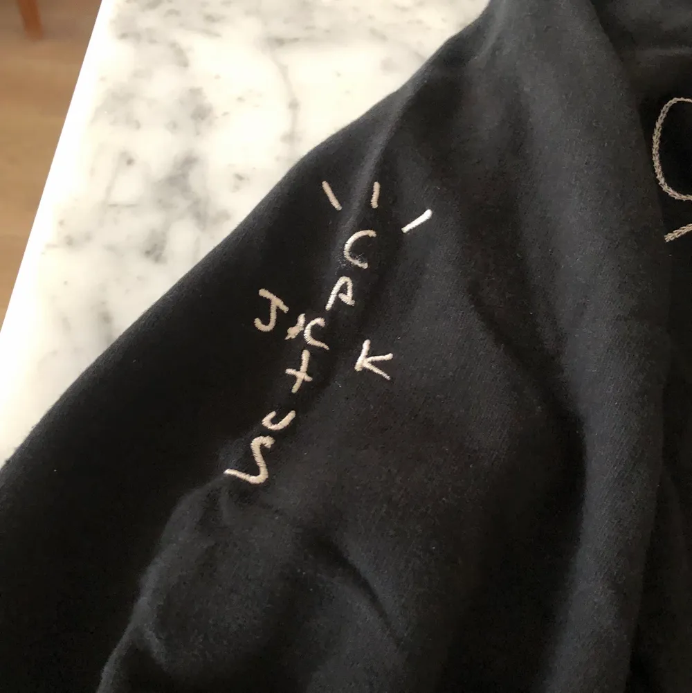 Oanvänd hoodie, Size (M) sitter som en M men passar även på en L om man gillar lite tightare fit.   Kan mötas upp i Stockholm Innerstad. Kan även skickas 📬  Mvh / Oscar Dannemann. Hoodies.