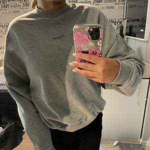 Denna oversized sweatshirten är ifrån Madlady, tröjan är jättefin, skön och har kommit till användning. Men den är fortfarande i bra skick:) Tröjan är i storlek XS men sitter även bra på mig som i vanliga fall har S/M. Skriv privat om ni vill köpa