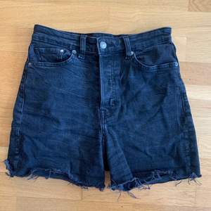Svarta jeansshorts från H&M. Modell ”Mom Jeans High Waist”, storlek 36.