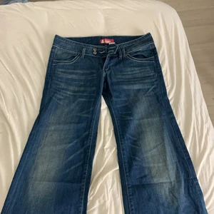 Lågmidjade jeans - Lågmidjade jeans i relativt bra skick, jag vet ej vart dom är ifrån🙃