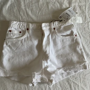 Zara jeansshorts - Jättefina jeansshorts ifrån zara. Aldrig använda , lappen kvar.