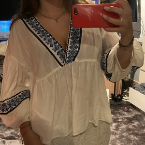 Zara blus - Säljer min zara blus då den inte kommer till användning. Strl L men passar mig med S vanligtvis