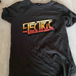 Ginatricot T-shirt 💓 - Ginatricot tröja som jag köpte för 3 år sedan men inte använd jättemycket, säljer för att den har bara legat i min garderob 💓