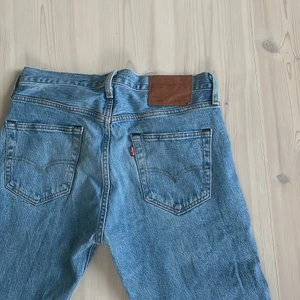 Levi’s jeans 501 Size 29/32 - Snygga Levi’s jeans i modellen 501  Frakt tillkommer 