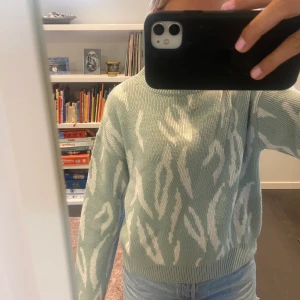 NA-KD tröja - Säljer denna superfina tröja ifrån NA-KD. Den är knappt använd och tröjan är i bra skick. Storlek S