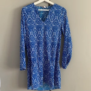 Strandklänning - Vit och blå strandklänning i 36