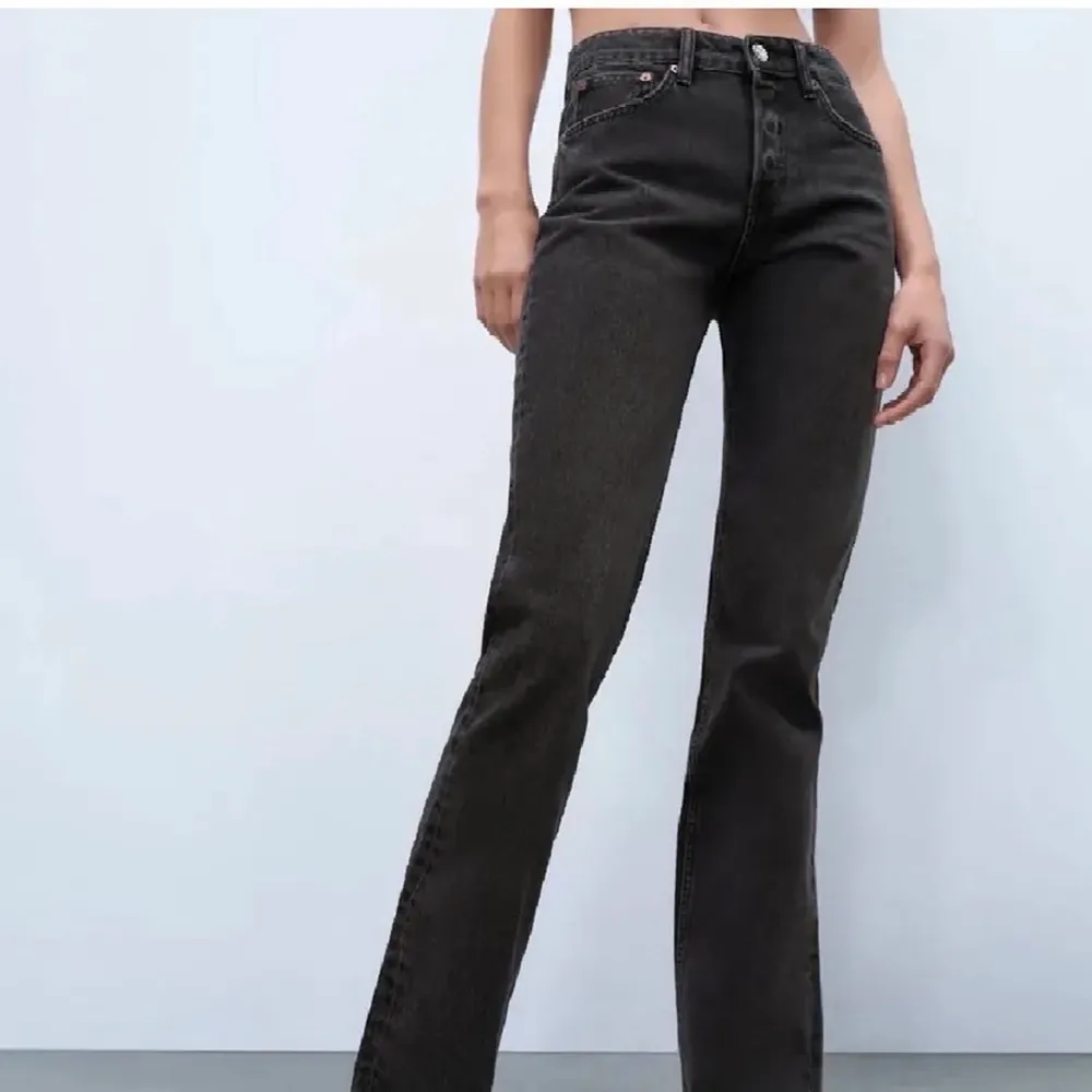Populära svarta mid Rise jeans från zara som är helt slutsålda, säljer då de är försmå för mig och har därför inga bilder hur de sitter på🖤. Jeans & Byxor.
