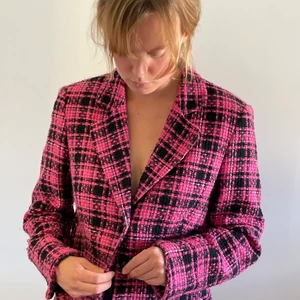 Kavaj punk - Punkig tweedkavaj i rosa och svart! 💕🖤 älskar denna men måste säljas pga flytt! Pris kan diskuteras! Strl S-M