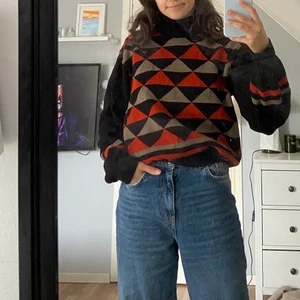 Mönstrad tjocktröja  - Stickad tjocktröja med så mysigt och höstigt mönster🧡 svart på baksidan och polo🧡 köpt secondhand och älskar denna tröjan men jag använder tyvärr inte den :( 