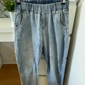 Jeans som är nästan använder 