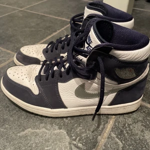Air Jordan 1 retro high midnight navy  - Säljer mina Jordans som fortfarande är i bra skick. Lite lätt creasade men annars väldigt väldigt schyssta! Storlek 41. Köpare står för frakt, men kan mötas upp i Stockholm. Har boxen kvar men inget kvitto. Skriv privat ifall ni vill ha fler bilder!