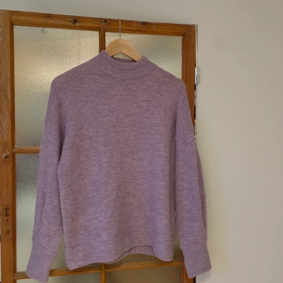 lila stickad tröja från envii
