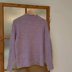 lila stickad tröja från envii - såå mysig tjocktröja från envii! en liten defekt ovanför lappen, men syns ej utanför! säljer pga flytt
