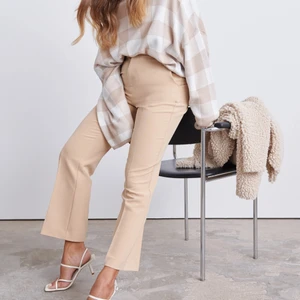 Beigea kostymbyxor - Raka kostymbyxor från Gina tricot💕 använda 1 gång