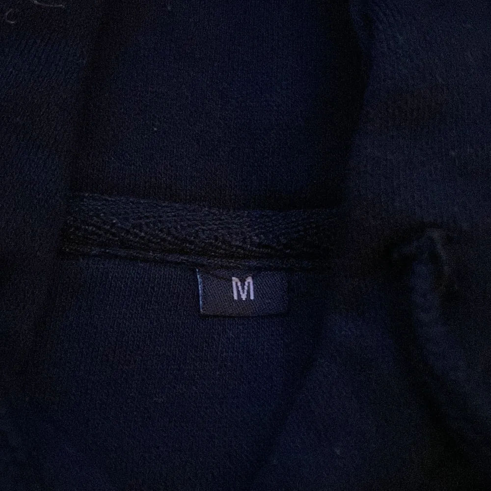 Dirtcult hoodie, använd men i bra skick. storleken var liten så jag tog M när jag köpte den, sitter ganska tight på mig. Köpte den för 799. Hoodies.