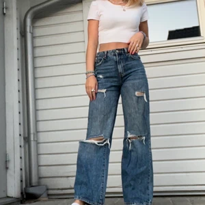 Bershka jeans - Jeans i bra skick från Bershka (storlek 34) som är lite korta på mig då jag har ganska långa ben. Har även dessa i storlek 32 helt oanvända som inte gick att lämna tillbaka💓