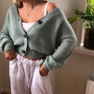 Grön stickad kofta från Vero Moda stl s - Väldigt bra skick använd fåtal gånger köpt för 300 kr säljer pga att den inte kommer till användning⚡️❤️