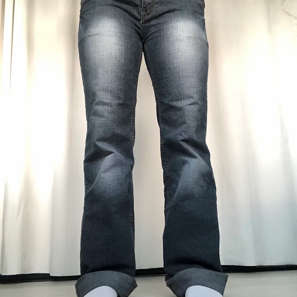 Coola low waisted jeans! Jeansen är bootcut och har snygga detaljer! Byxorna är nästan oanvända och har en väldigt bra passform. De kan passa både kortare och länge personer. Jag är 160cm och har vikt upp dem. Kontakta mig vid frågor<3 . Jeans & Byxor.