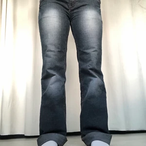 Jeans  - Coola low waisted jeans! Jeansen är bootcut och har snygga detaljer! Byxorna är nästan oanvända och har en väldigt bra passform. De kan passa både kortare och länge personer. Jag är 160cm och har vikt upp dem. Kontakta mig vid frågor<3 
