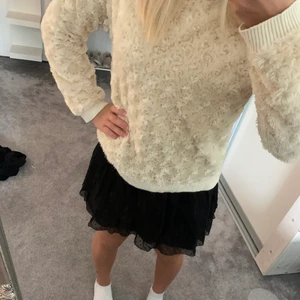 Lurvig tröja ifrån Zara - Säljer denna lurviga creme vita tröja ifrån Zara, pågrund av att den inte används längre. Den är i en storlek M men skulle själv säga att den sitter som en liten M eller S.