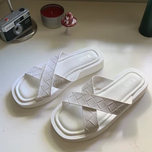 vita sandaler  - fick fel beställning på asos så de har aldrig blivit andvända pga fel storlek