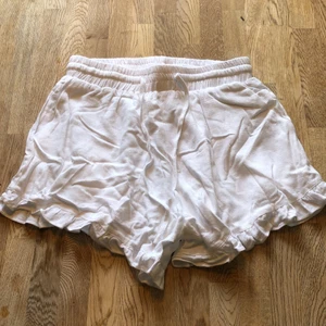 Sommarshorts strl M - Ett par aldrig använda sommarshorts från CIDER i mycket fint skick ☀️ frakt tillkommer 