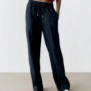 Mörkblåa linnebyxor zara - Säljer ett par mörkblåa linnebyxor från zara som är helt slutsålda. 