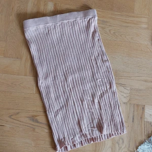 Skön mjukiskjol bikbok - S - Ser inte mycket ut för världen men är svinskön och snygg på. Formas bra efter kroppen.