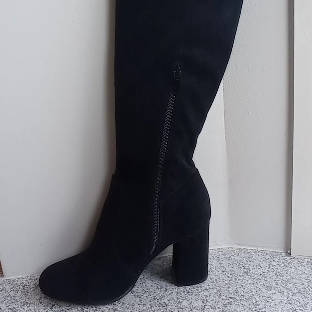 Worn just once Run a bit small for wide feet :) Bought in Éram, a store in France, original price 89,90€ Heel 8cm. Skor.