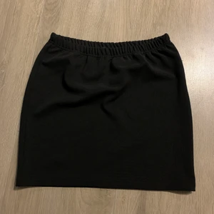 Svart kjol Amisu - Otroligt fin, stilren kjol från Amisu, passar till allt, fin längd 